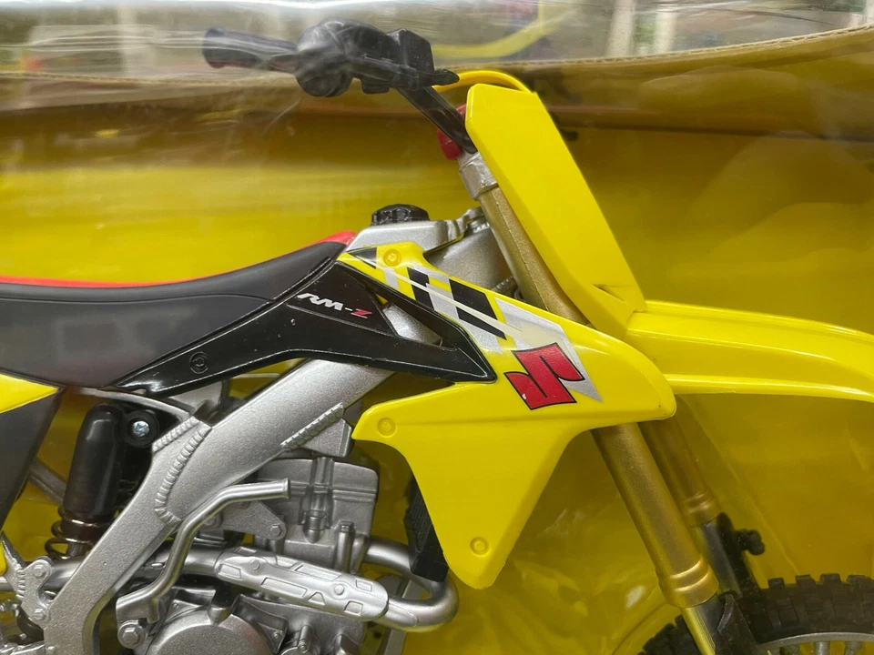NewRay Suzuki RM-Z450 Cross-Country Motorcycle 1:6 Scale Die-Cast Model Bike - Image 4 of 4