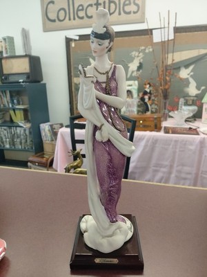 Giuseppe Armani ''Lady with Powder Puff'' porcelain figurine,  model 392C