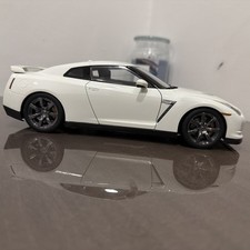 1/18 Kyosho Nissan GT-R R35 Premium Left Hand Drive Version pearl white