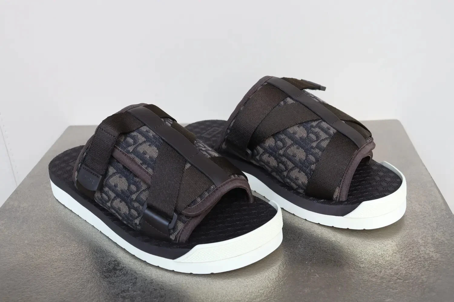 Sandales Dior, alpha obliques en marron, neuves dans leur boîte 40