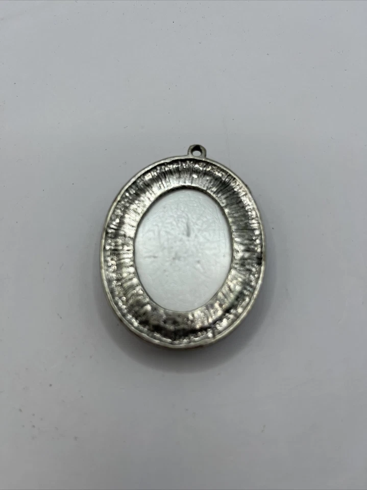 Colgante de resina abovedada de metal plateado mariposa ovalada Foto 3 de 4