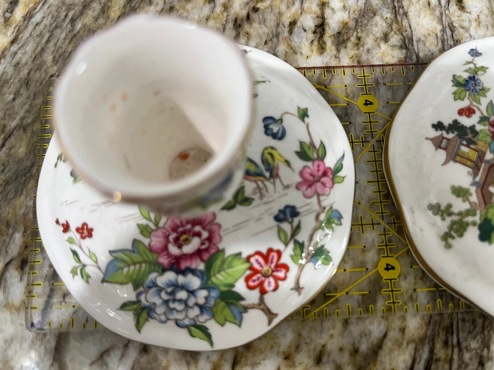 Candelabro floral de la corona de hueso fino de la Pagoda Vintage Staffordshire 2"x 3 3/4" Foto 3 de 4