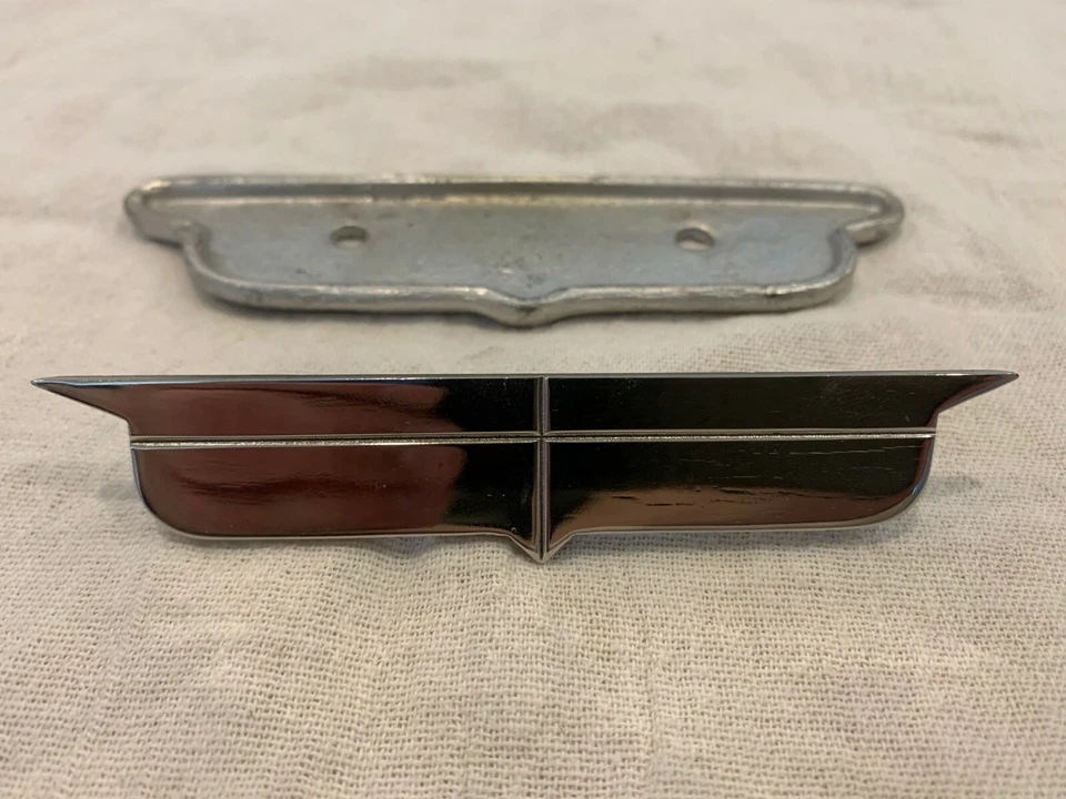 Cadillac Eldorado Biarritz 1957 y emblema de respaldo de asiento y medalla de placa de respaldo Foto 2 de 4