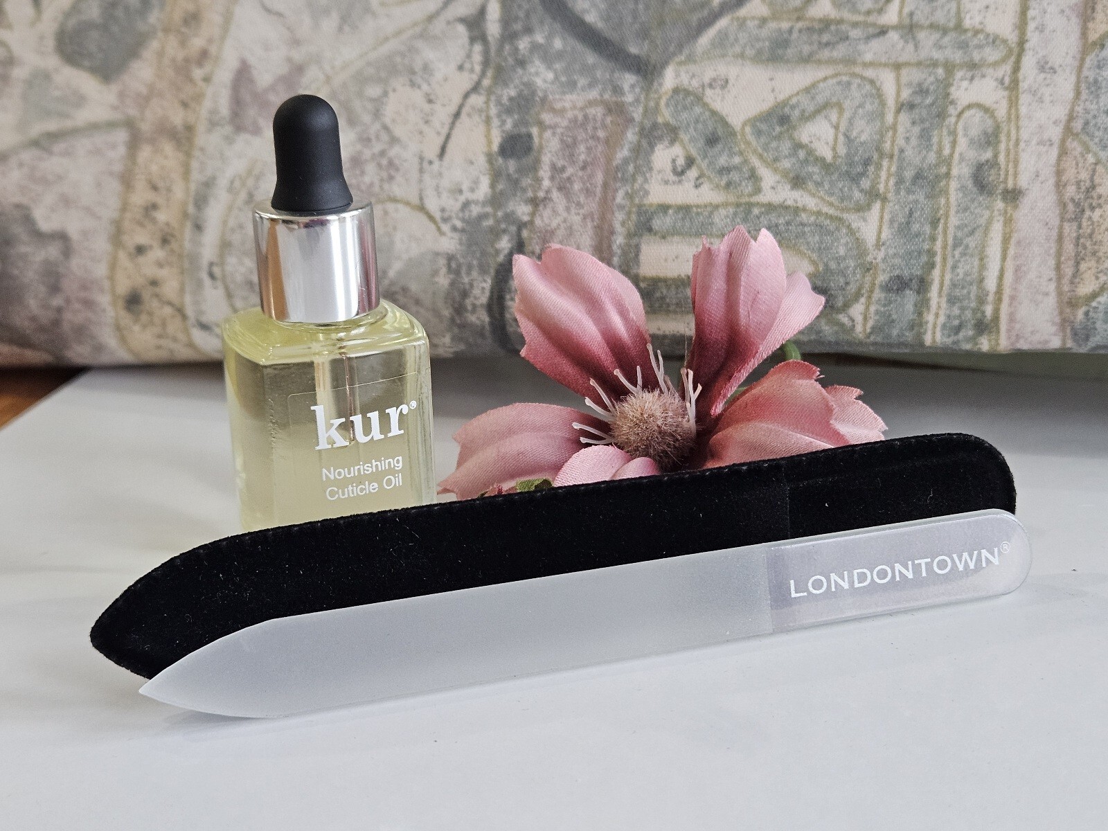 kur by LONDONTOWN Nourishing Cuticle Oil & LONDONTOWN Glass Nail File