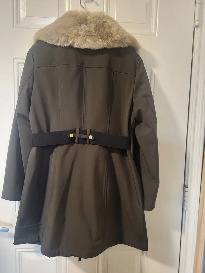 Abrigo Via Spiga, longitud media, talla grande, verde oliva, cuello de piel sintética extraíble Foto 2 de 4