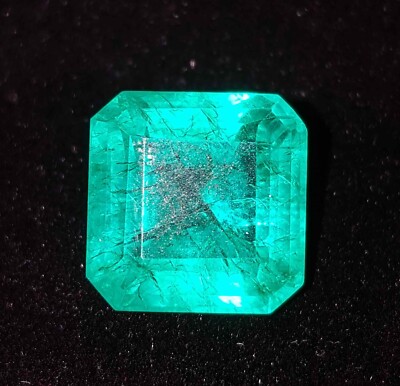 Émeraude Naturelle Verte 6.92 Carats - Taille Carrée, Certifiée GIL, Origine Colombie