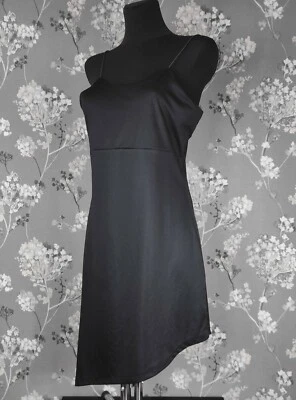 KLEINES SCHWARZES COCKTAILKLEID MIT ASYMMETRISCHEM SAUM. GRÖSSE: MEDIUM - Bild 1 von 4