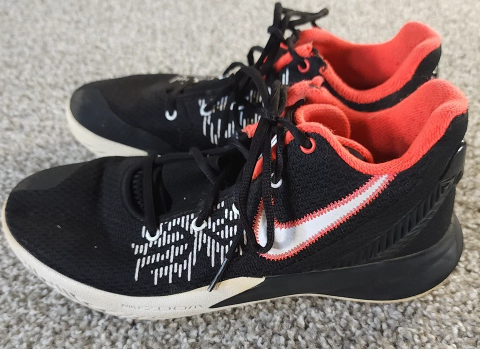 Nike Kyrie Flytrap 2 Hombres 7.5 Zapatos de Baloncesto Tenis 'Bred' AO4436-008 Foto 3 de 4