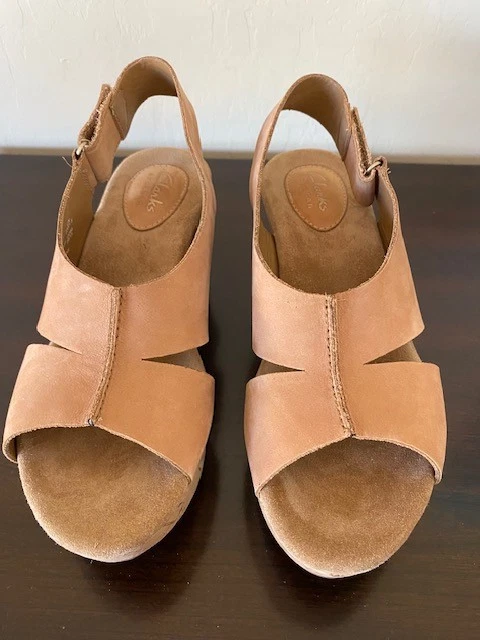Sandali Clarks Artisan Caslynn Lizzie con zeppa in sughero nabuk marrone taglia 6 5 M