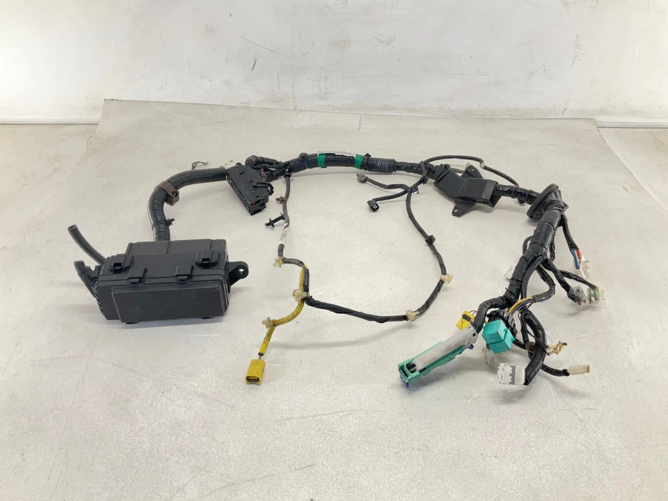 Chicote de fios 14-17 Honda Odyssey sob o capô com caixa de fusíveis - Imagem 2 de 4