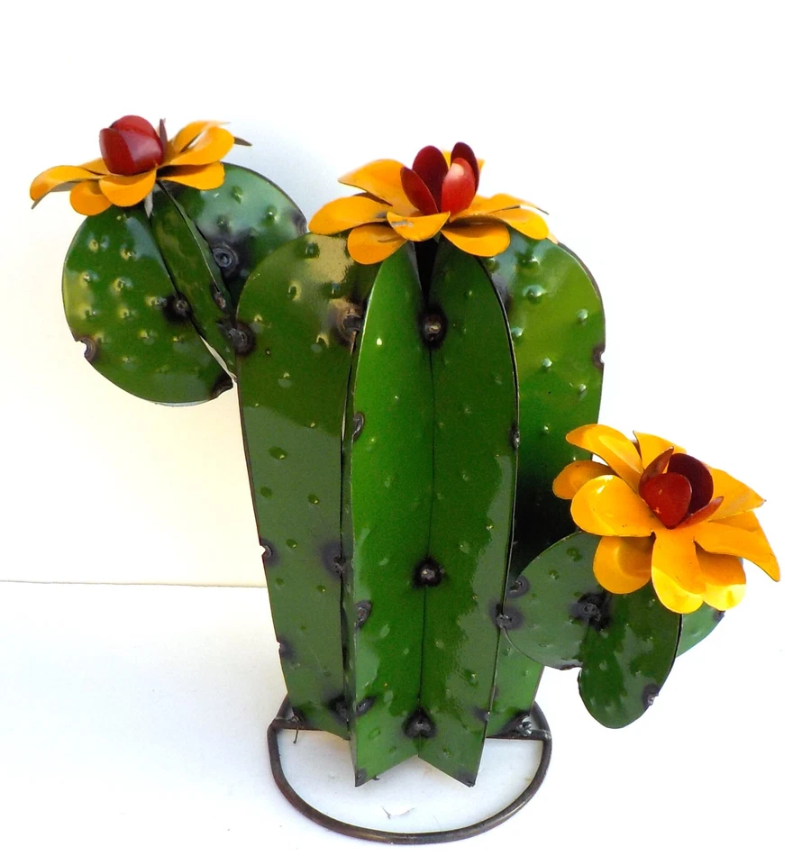 ESCULTURA DE CACTUS ARTE PATIO METAL 13" ALTO VERDE CON FLORES AMARILLAS p Foto 4 de 4