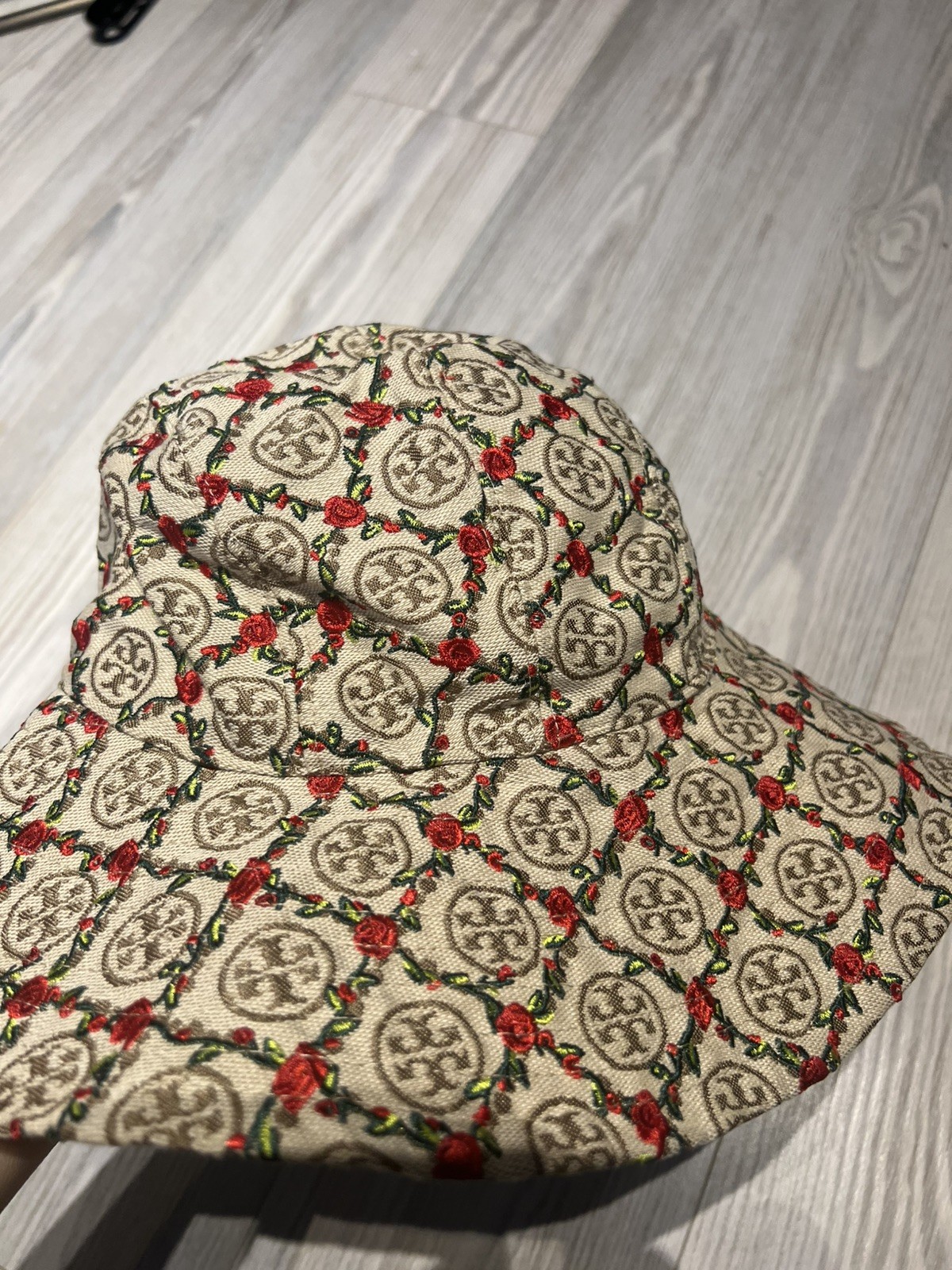 TORY BURCH T MONOGRAM EMBROIDERED Rose BUCKET HAT