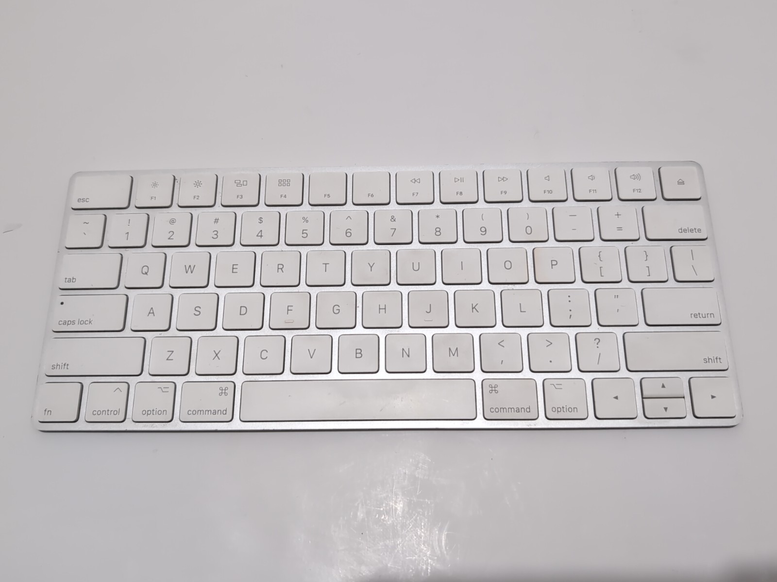 Genuine Apple Wireless Magic Keyboard 2 A1644 White Tested & Working NO CABLE
