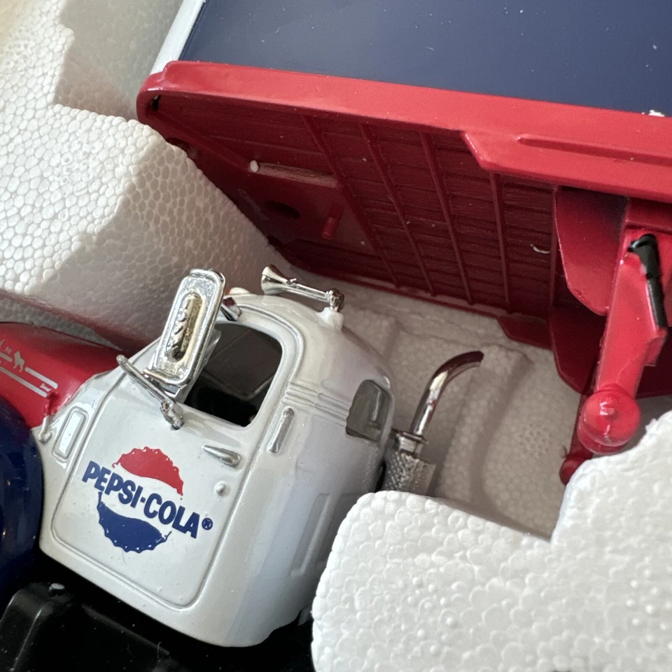 FIRST GEAR MACK 1960 MODEL B-61 TRACTOR TRAILER PEPSI COLA "COME ALIVE" #19-1514 - Image 4 of 4