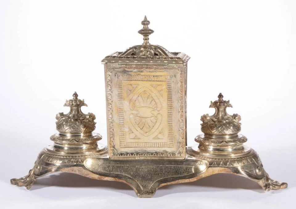 INK WELL 1800’s ANTIGUO SOPORTE DE TINTA DE METAL PLATEADO Y CAJA DE VIDRIO 9”H 15” de ancho Foto 4 de 4