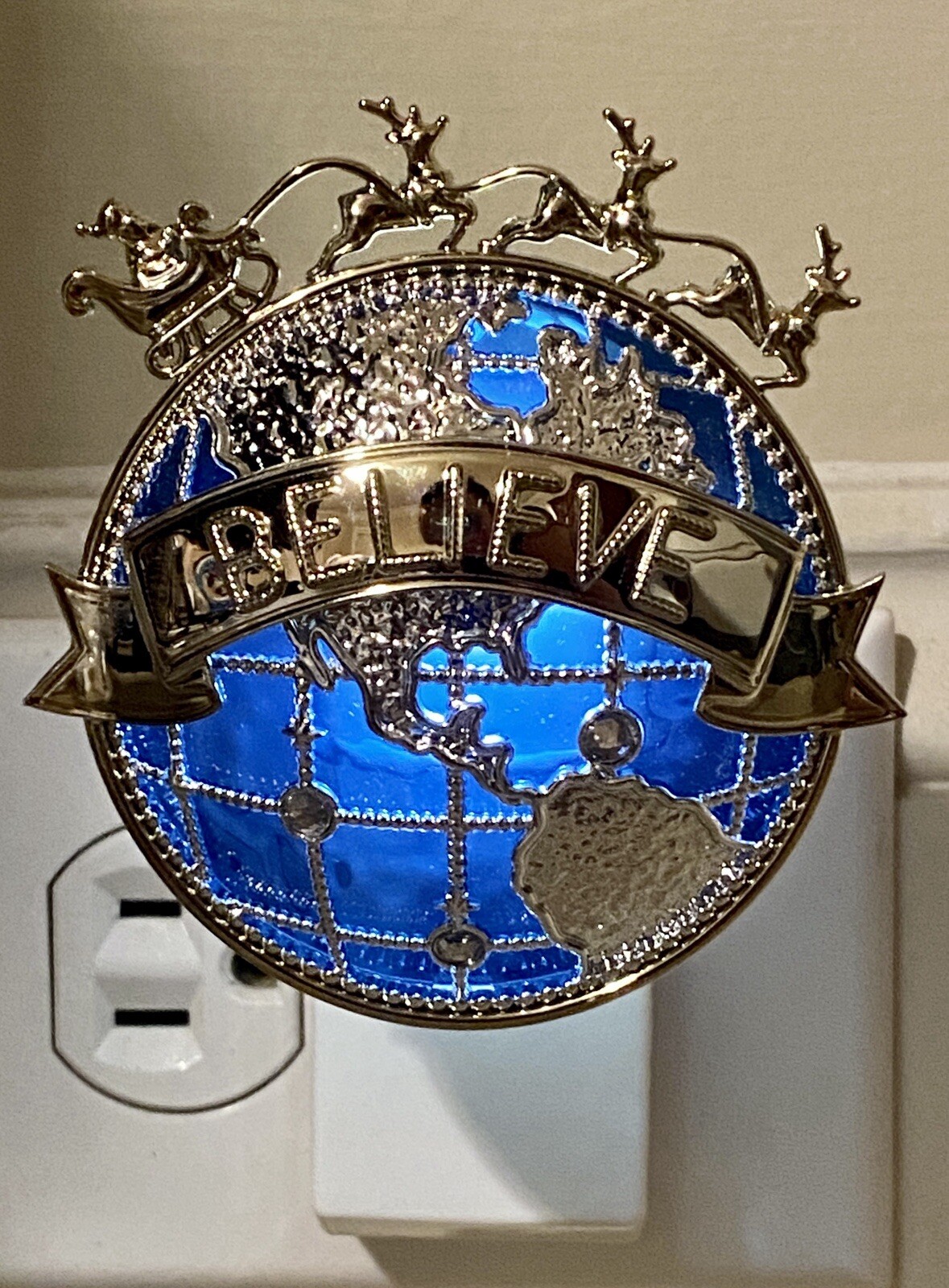 BATH & BODY WORKS Believe Santa Globe Light Up Wallflower Plug In-image