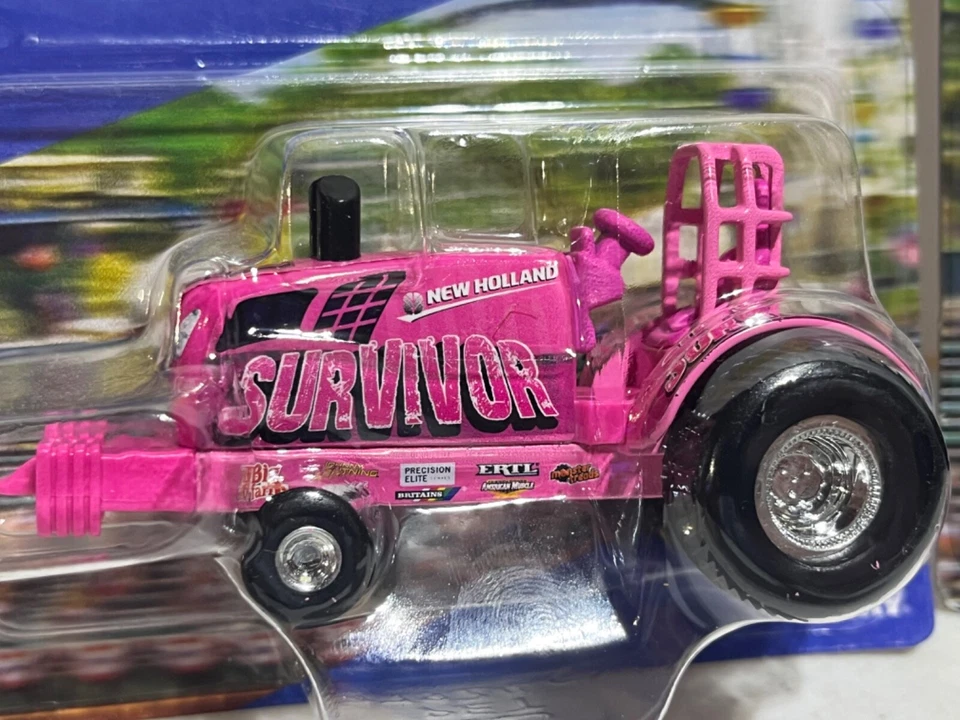 Tractor de tracción New Holland Pink Survivor con trineo de trabajo escala 1/64 de Ertl Foto 2 de 4