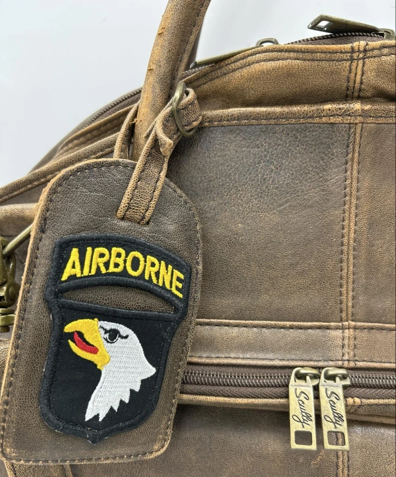 Bolsa de vestuário Scully AERO SQUADRON (22"x 5"x 18") com etiqueta de identificação couro marrom vintage 2007 - Imagem 4 de 4