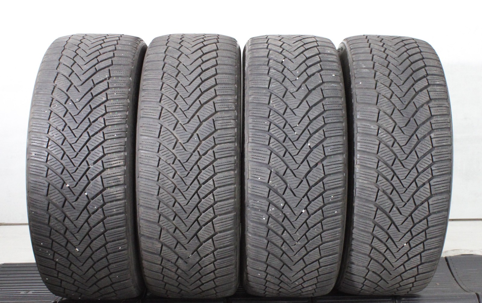 4 x 225/45R17 91H Winterreifen Continental Winter Contact TS850 5,5-6mm 2014