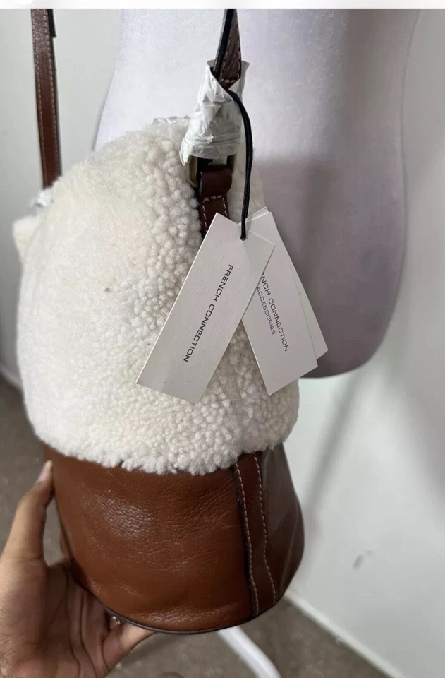 Mini bolso cubo de piel de oveja French Connection para mujer talla única COLOR CASABLANCA Foto 4 de 4