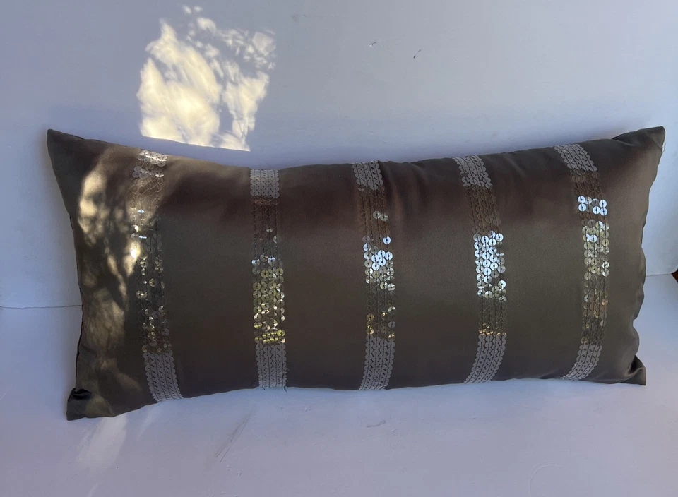 "Almohada rectangular DKNY City Pulse gris carbón plata lentejuelas 11""x22""" Foto 2 de 4