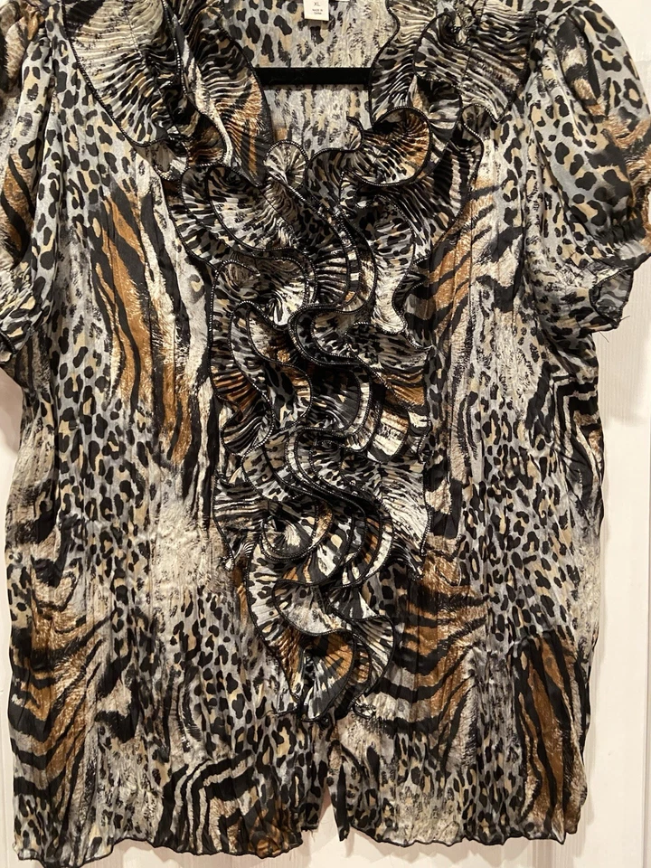 Dress Barn XL 码黑色豹纹虎纹荷叶边短袖衬衫 — 第 4/4 张图片