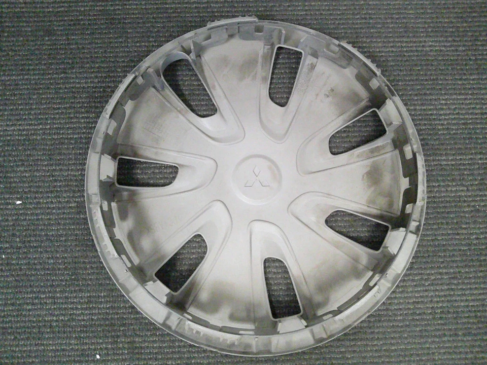 Cubierta de rueda plateada OEM 2014-2015 14" 4252A070 57575 - una/1 Foto 3 de 4