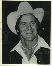 1975 Press Photo Dallas Cowboys Walt Garrison Wearing Cowboy Hat - nos12080