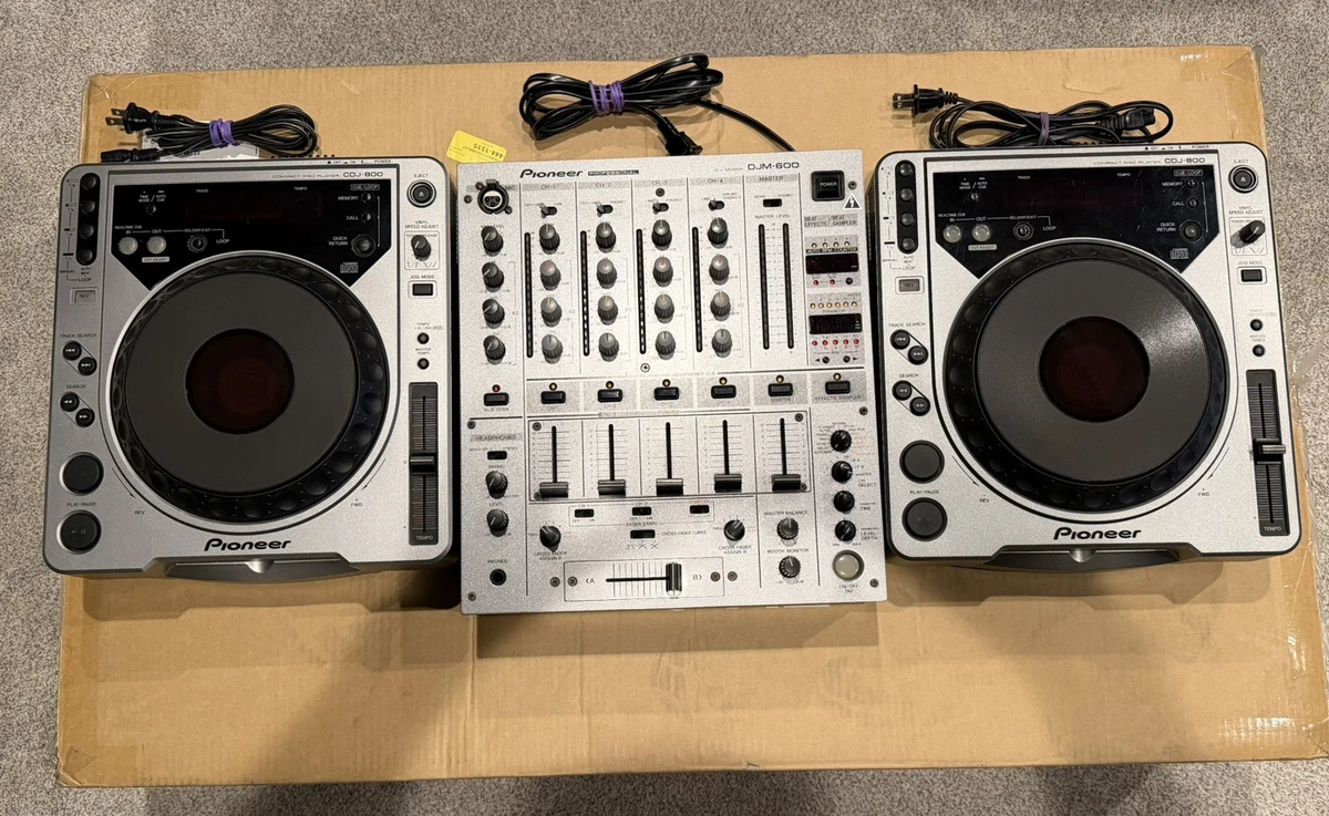 Pioneer CDJ800.2台　DJM600のセットです。 Pioneer DJM 600 & CDJ 800 MK2 with TRAKTOR Scratch Pro on Macbook