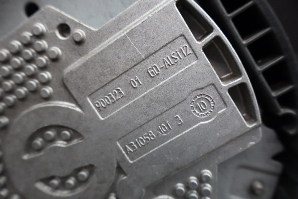 12-18 奥迪 A6 A7 Quattro 发动机冷却散热器风扇电机罩组件 Oem — 第 4/4 张图片