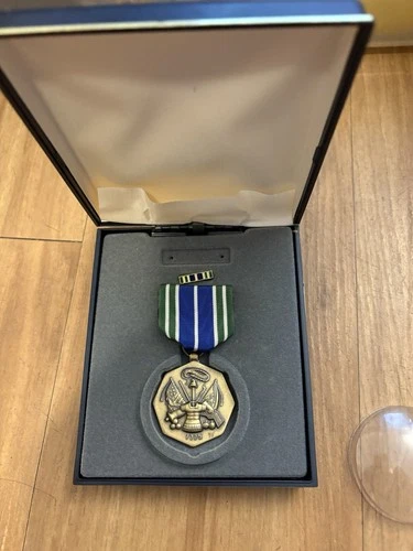 VINTAGE WWII U.S. MILITARY ACHIEVEMENT MEDAL & INSIGNIA in ORIGINAL CASE