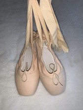 Pointe Ballet Shoe. Includes toe pad. Excellent condition. Sz 24/ or US. 7.5