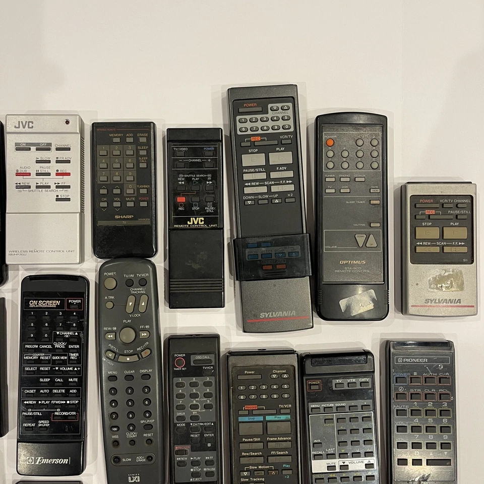 Lote de 29 controles remotos Pioneer, Toshiba, LG, JVC, Hitachi Vintage *Não testado* - Imagem 4 de 4