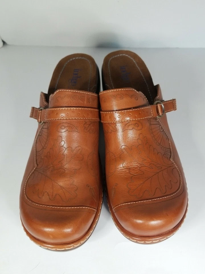 Zuecos de cuero Indigo by Clarks marrón con diseño de hojas boho para mujer 11M Foto 2 de 4