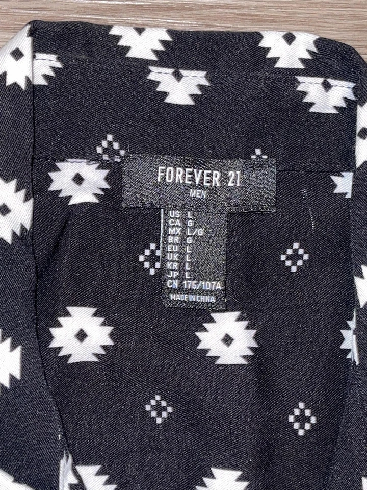 Camisa Forever 21 Para Hombre Grande Negra Blanca Abotonada Manga Corta Azteca Geométrica Foto 2 de 4