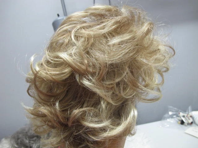 Aspen 假发 颈长 金发 微妙 红色 短 超卷曲 分层 — 第 3/4 张图片