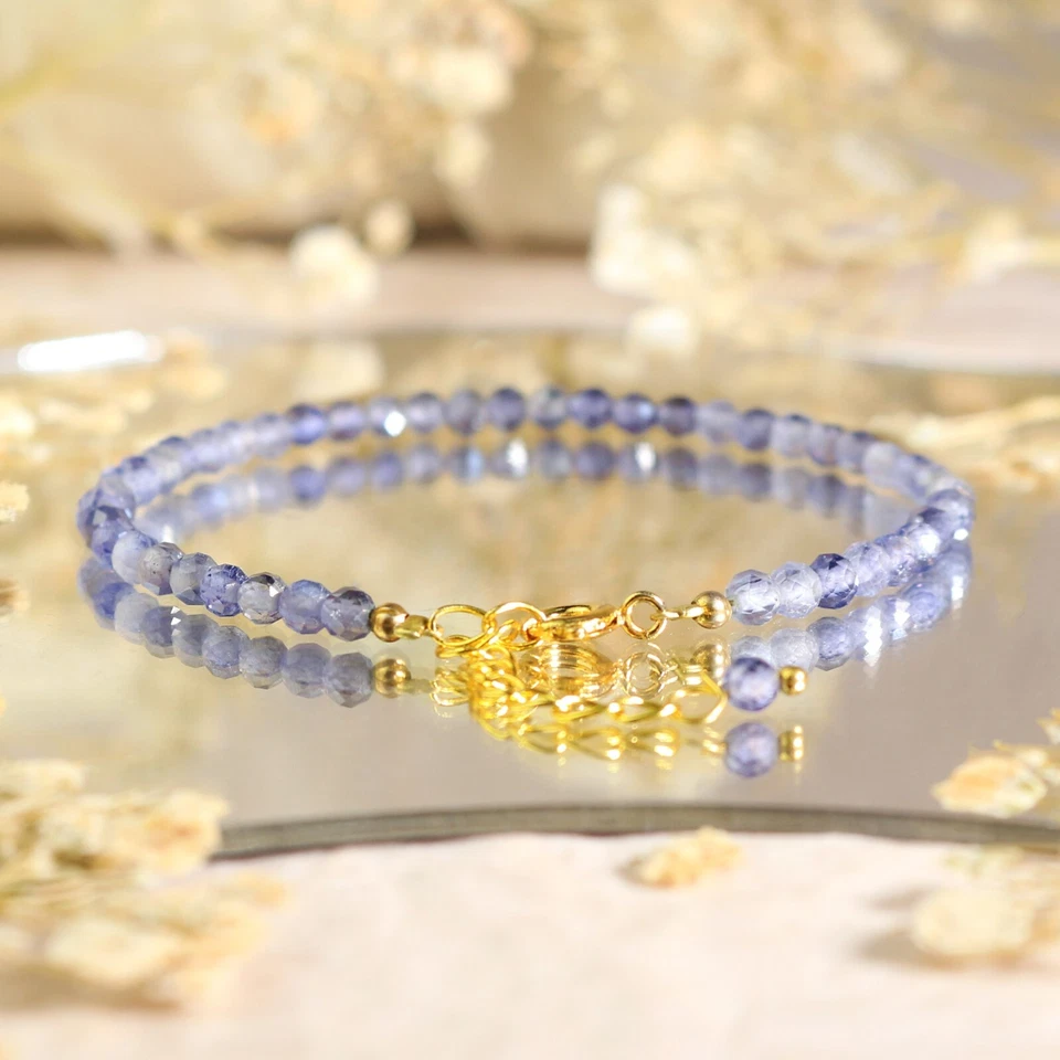 Pulsera de cristal de Reiki curativo minimalista delicada con cuentas de iolita facetadas naturales Foto 3 de 4