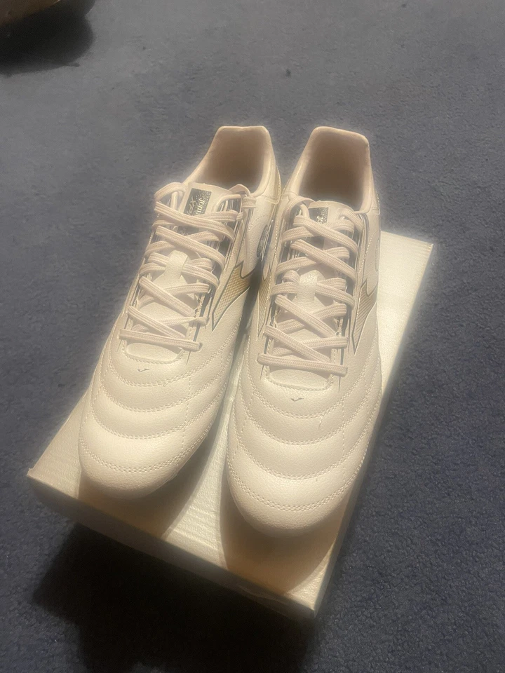 TACOS DE FUTBOL XPANDER 22 TIERRA FIRME FG ORO BLANCO Foto 2 de 4