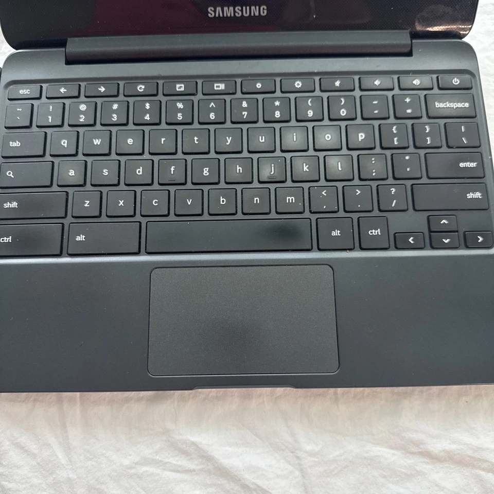 Samsung ChromeBook 3 11,6" (16GB de armazenamento, 2 GB de RAM, Intel Celeron) XE500C13 034 - Imagem 2 de 4