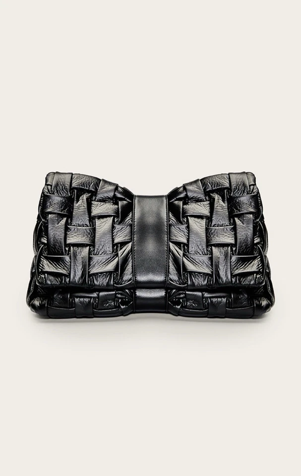 Bolso sin asas Chanel con cierre de hebilla de cuero negro Foto 2 de 4