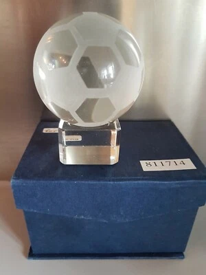 Massive Glaskugel , als Fussball gefertigt auf Glasständer - Bild 1 von 2