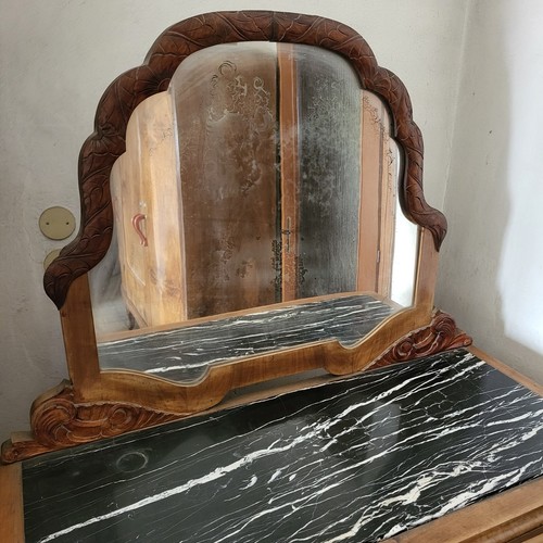 Comò a cassettoni con piano in marmo e specchiera anni '40 in stile Chippendale - Foto 4 di 10