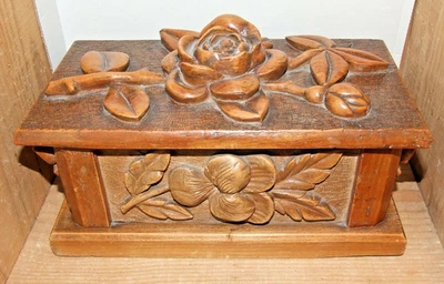 Belle boite en bois sculpté de fleurs- Art populaire datée 1908 signée - Photo 1/4