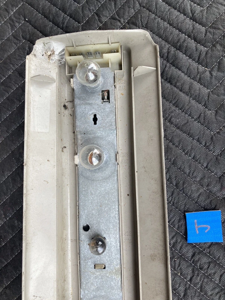 BMW E30 318i 325i 1982-1994 soporte bombilla trasera panel maletero 1368825 #2247M Foto 3 de 4