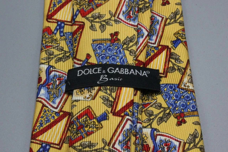 Corbata básica DOLCE GABANNA. Libros de lectura florales amarillos con azules rojos 57" x 3,825" Foto 3 de 3