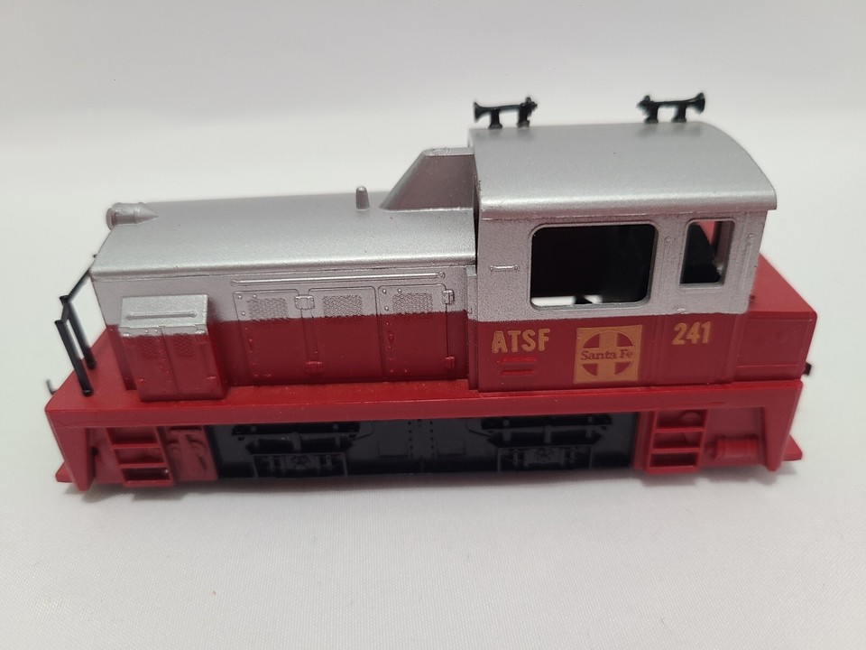 Vintage Tyco ATSF 241 Ho Switcher Diesel Train Engine Santa