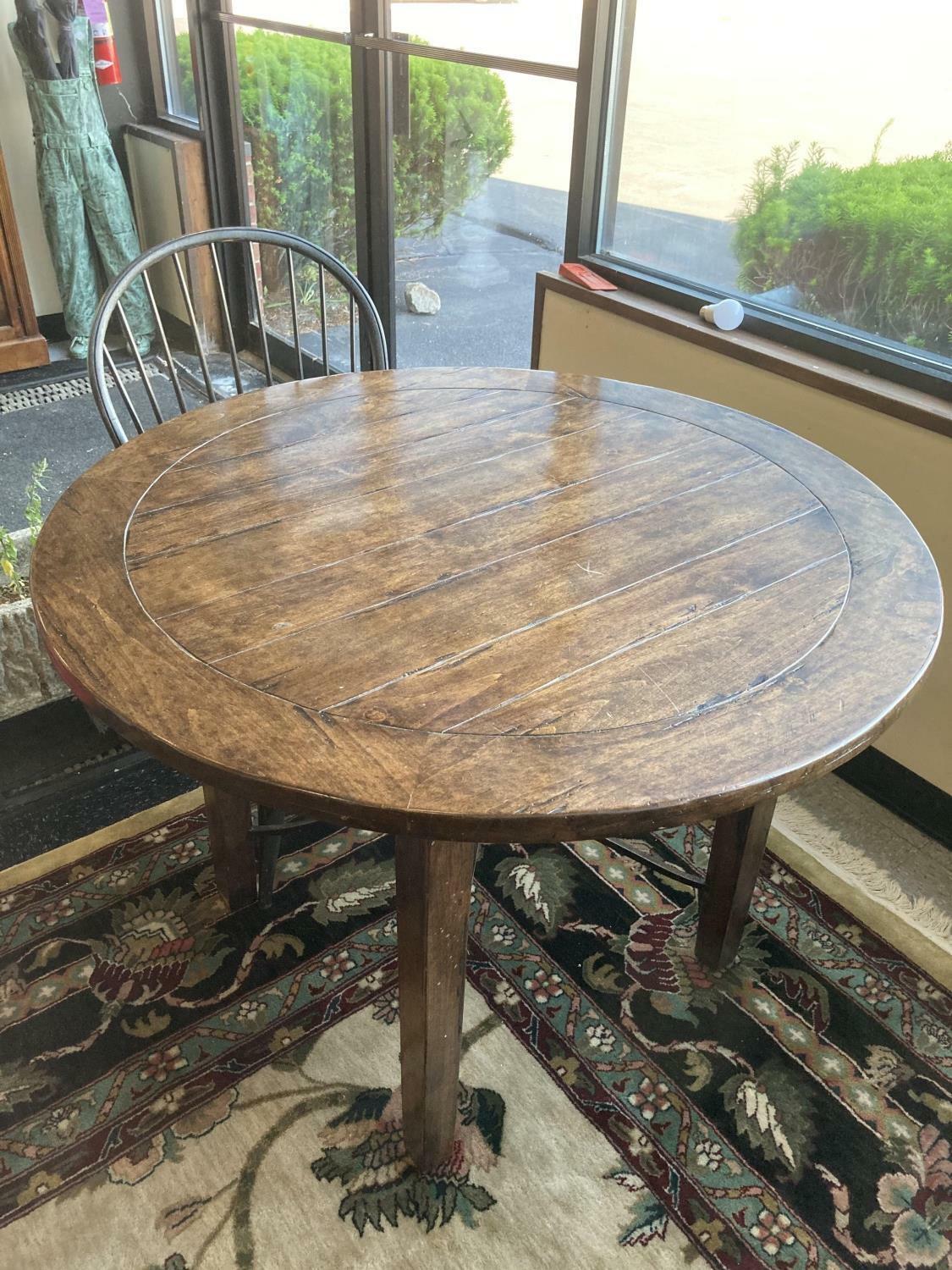 Bausman“Winchester Collection” Round Dining Table