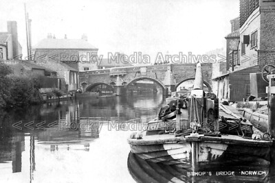 wtt-58 Bishop's Bridge and Canal Barge, Norwich, Norfolk. Photo