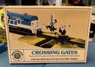 Bachmann 46720 Dual Action N Scale Train Crossing Gates Model. ( T