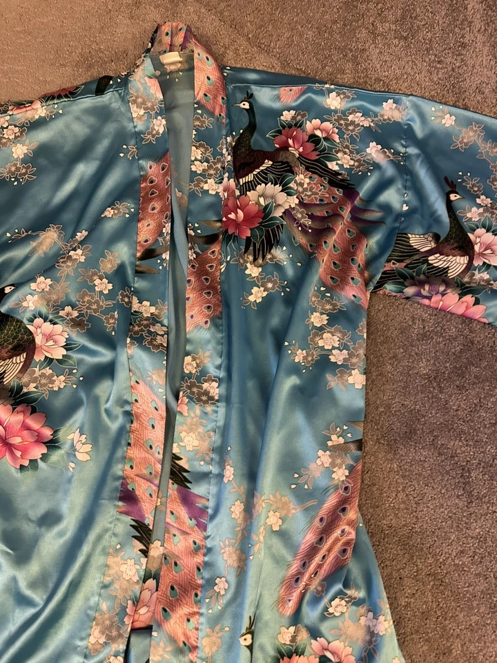 100% Silk Kimono / Robe, Vietnam, Blue / Turquoise, Floral, Birds, Medium. New. - Image 4 of 4